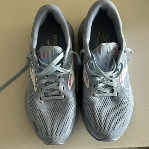 Gently used Brooks Adrenaline GTS 22 Running Shoe size 8.5